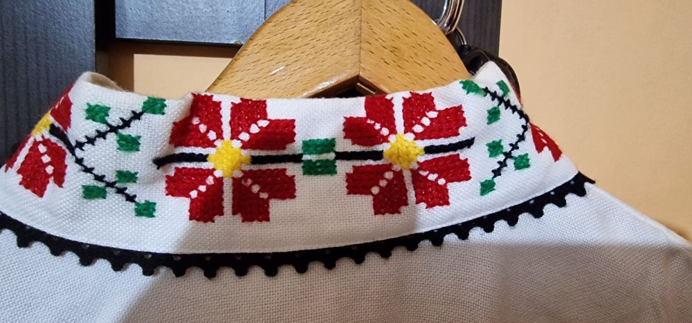 Cămașă populara mărimea 48 făcută manual și un  chimir făcut la comand