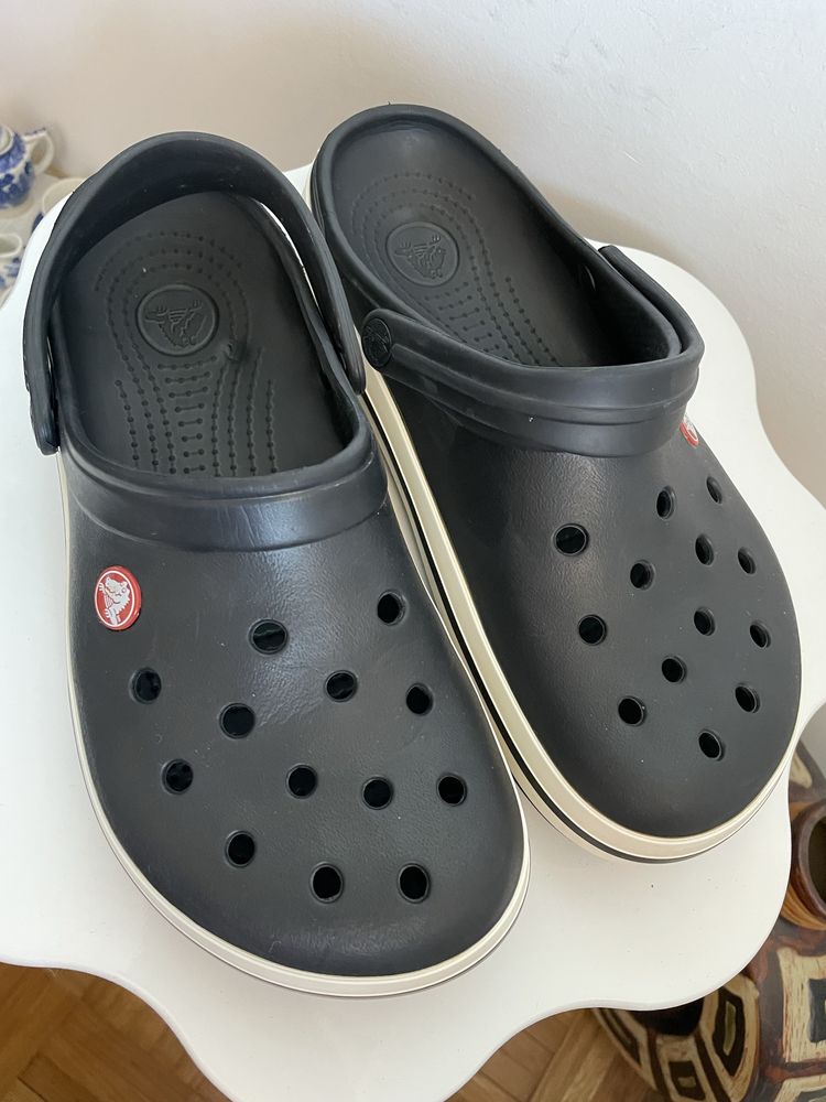 Crocs banda negru/alb M6-W8