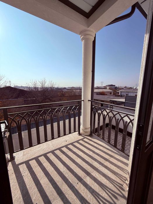 УЧ кахрамон Гулистон. 2.5 сотик 8 хона. Срочно сотилади.