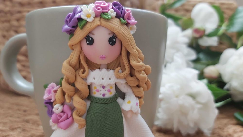 Cadou pentru mama, sotie/bunica cana papusa cu flori