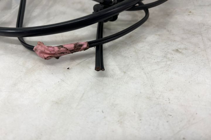 Amplificator antena 8723A090- cu defect,mufa taiata Mitsubishi Pajero 4  [din 2006 pana  2011] seri