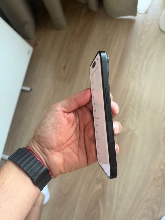 iPhone 15 - пукнато стъкло