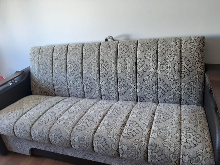 Canapea curata si ingrijita