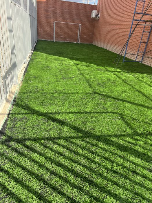 Искуственныи газон остаток  двадцать метров 11 мешков резиновыие крошк