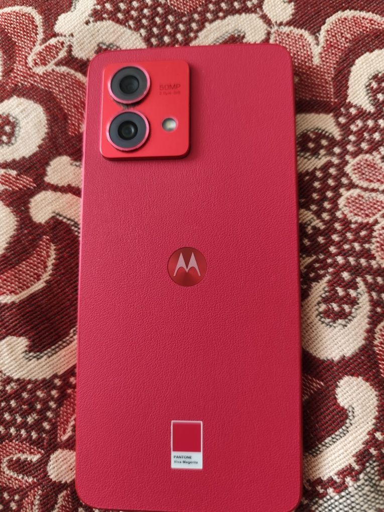 Телефон Moto G84