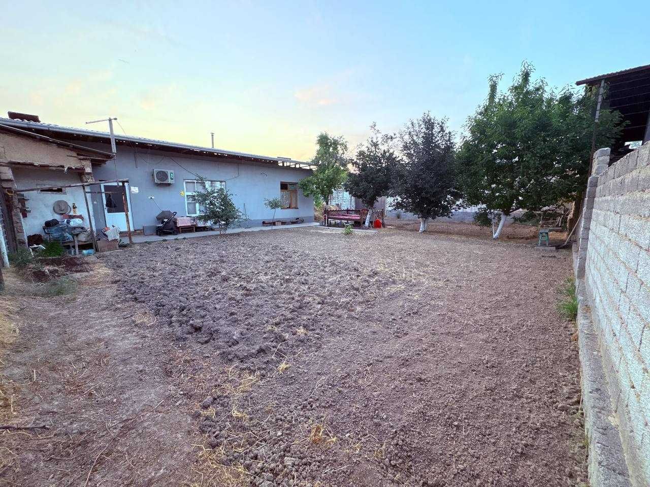 Hovli sotiladi. 4 sotix, qulay joy, hujjatlar tayyor.