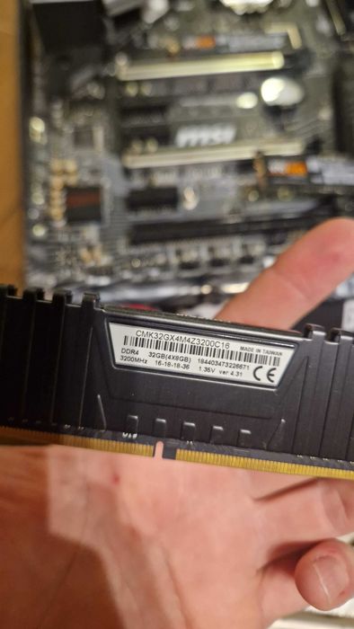 Дъно MSI Z390 с процесор i9 9900k, рам Corsair 32GB и ССД 2x512GB Sams