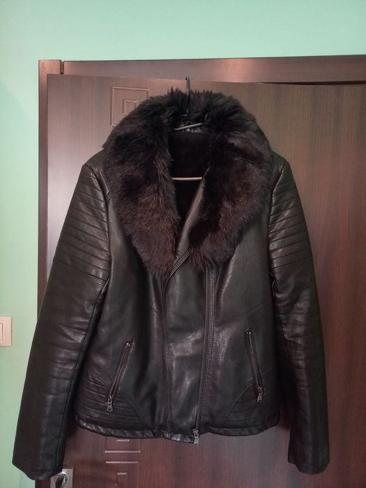 Дамско черно кожено яке