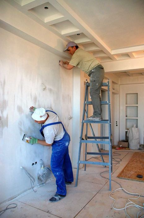 Echipe de muncitori in constructii B2B
