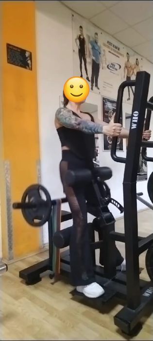 Standing hip thrust profesional aparat fitness pt muschii fesieri
