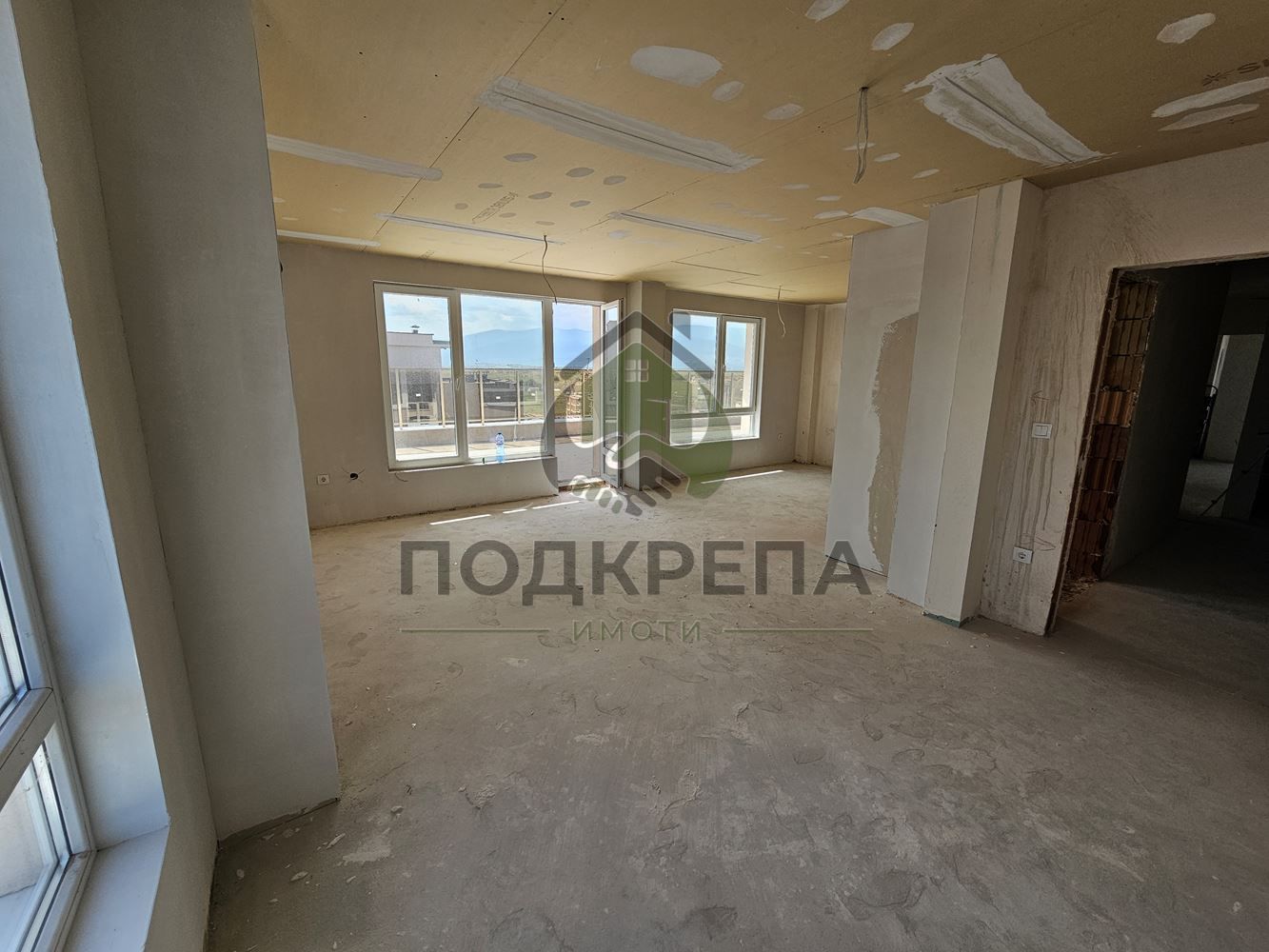Тристаен Апартамент. Последен етаж, панорама към Родопите, и асансьор
