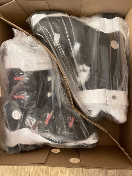 Se vinde o pereche de clăpari de damă Salomon.