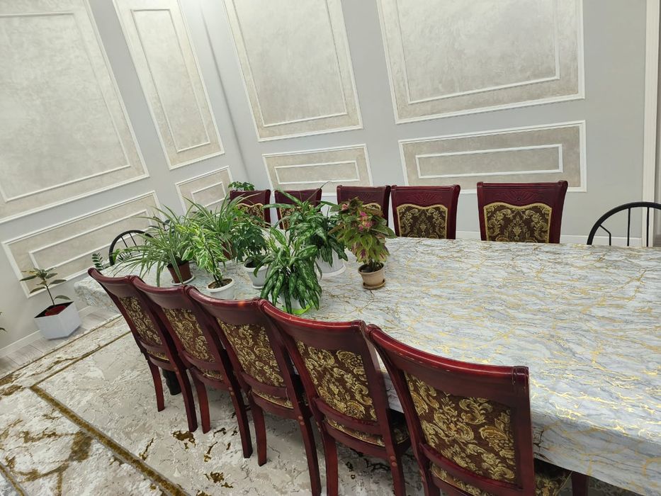 Овальный стол со стульями