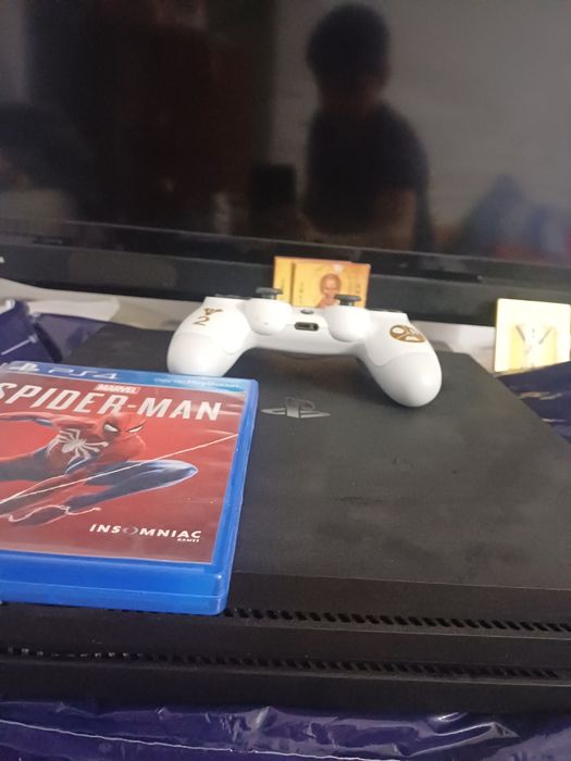 Vând un ps 4 pro