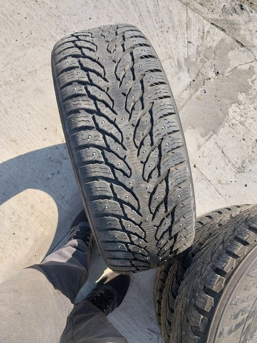 Резина комплект 225х60хr17 в хорошем состоянии на пару сезона хватит.