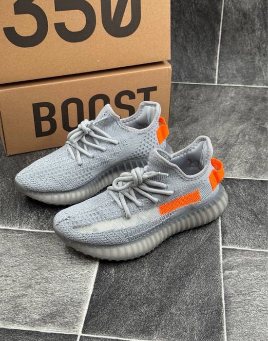 yezyy gri 400 de lei