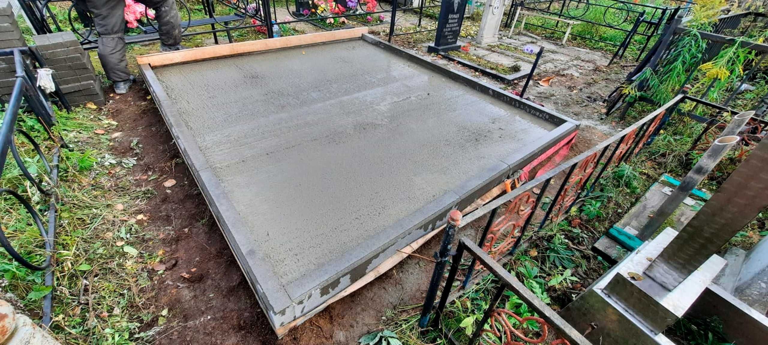 Памятники Блогаустройсва могил Бруюсчатики Керамо гранит Бардером