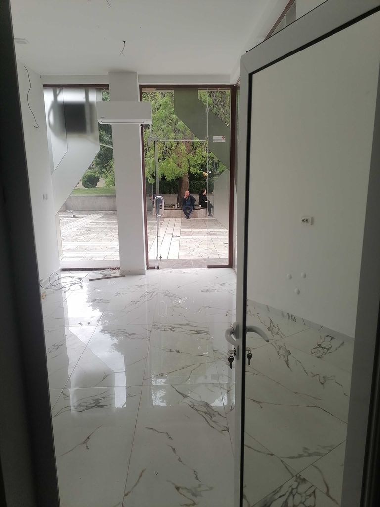 Дава се под наем Магазин в Харманли - 26 кв.м за 255 € - Снимка #2