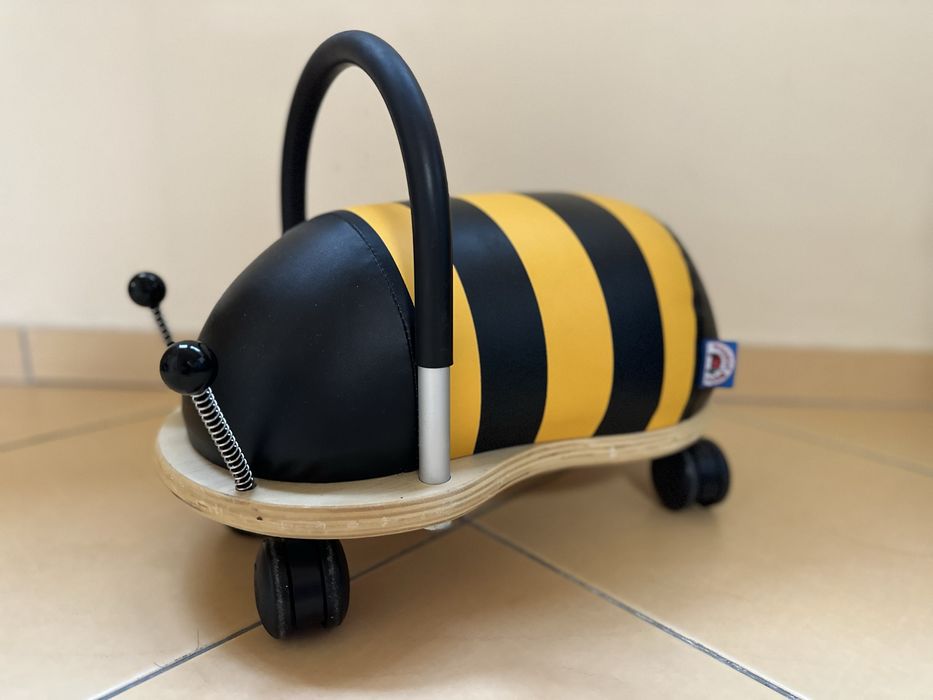 Дървена детска количка за яздене под формата на пчела