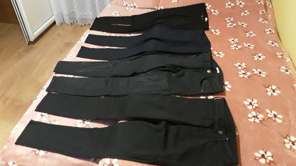 Vând set de pantaloni ,stare foarte bună,10 lei buc. Tot setul 60 lei.
