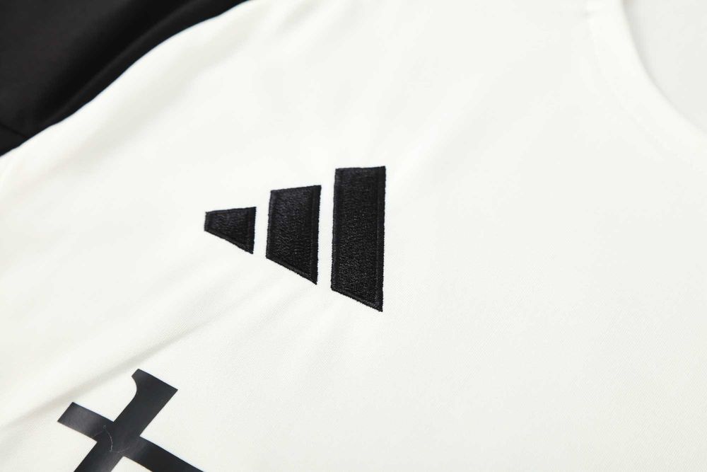 Compleu Adidas Manchester United model rar de antrenament 24/25