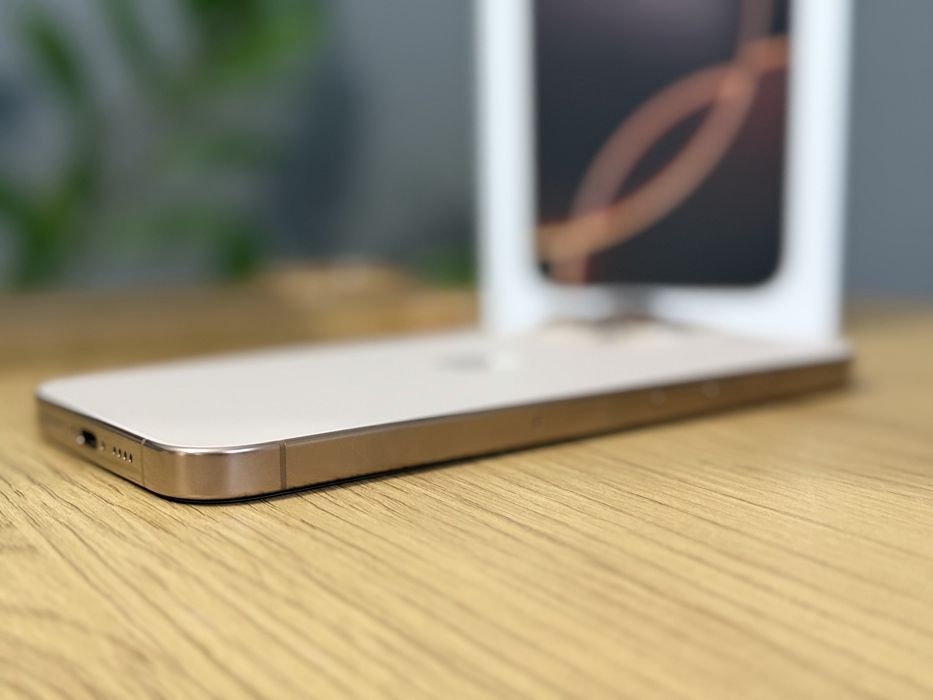 iPhone 16 Pro Max Desert Titanium - ca nou, garanție + accesorii cadou