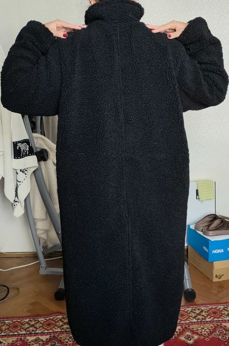 Черно пухкаво палто