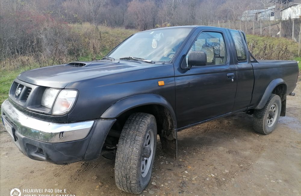 Vând nissan navara
