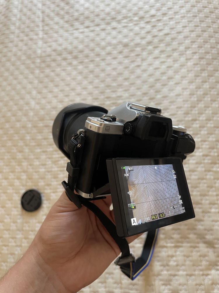 Камера olympus omd e-m10 mark III с несколькими объективами.