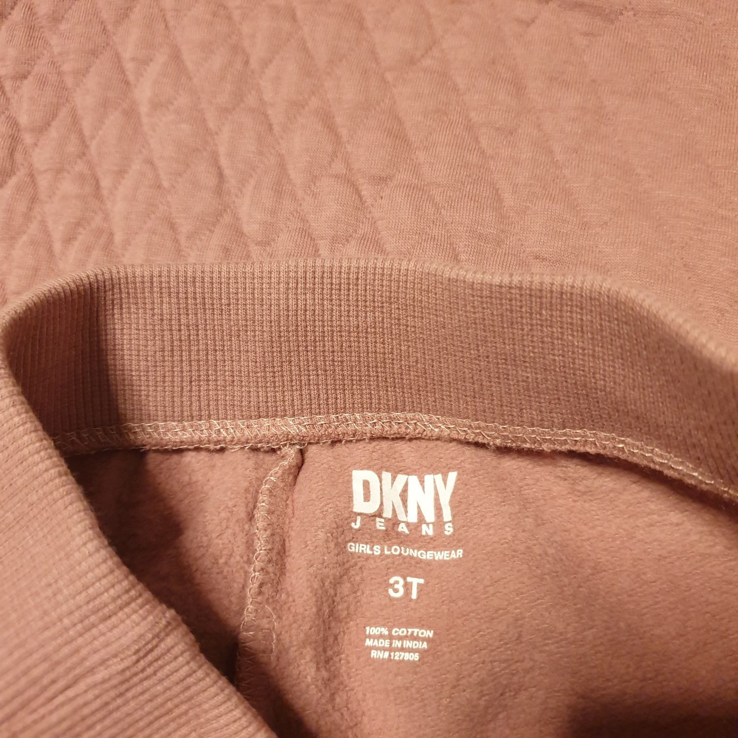 Спортен екип на DKNY за момиче 2/3 години