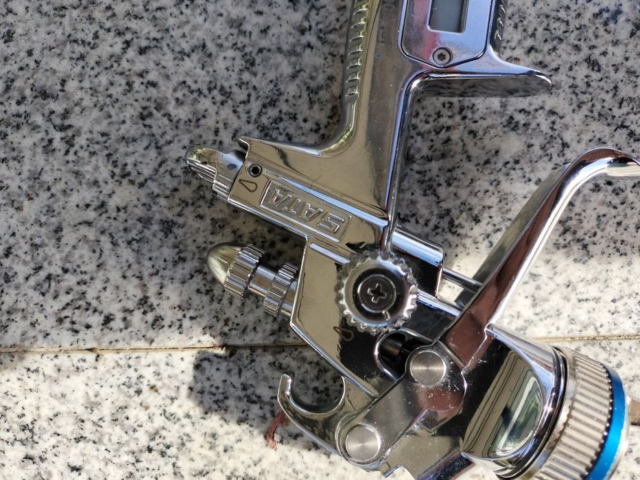 Vind 2 pistoale de vopsit pe aer comprimat, preț negociabil