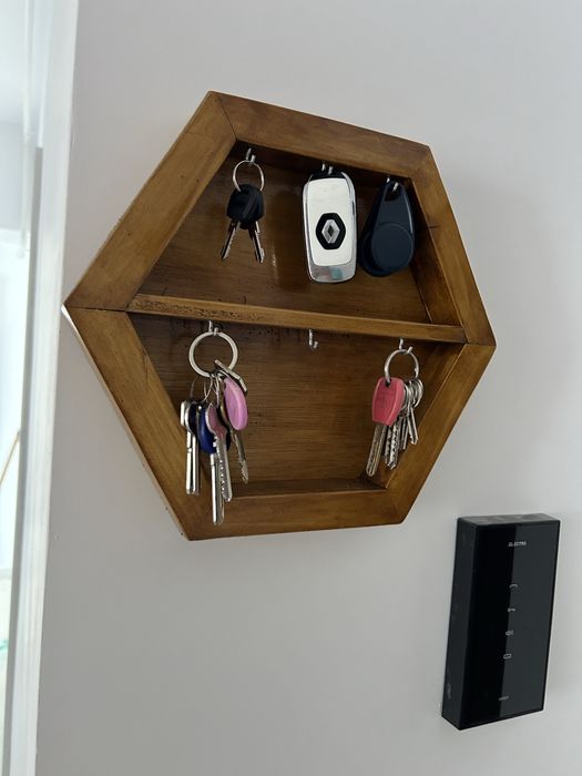 Raft de chei unicat in forma de hexagon