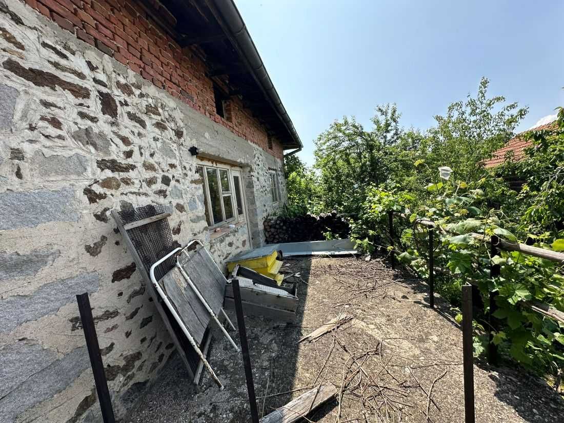 Голям парцел с къща и селскостопанска постройка в село Кремен