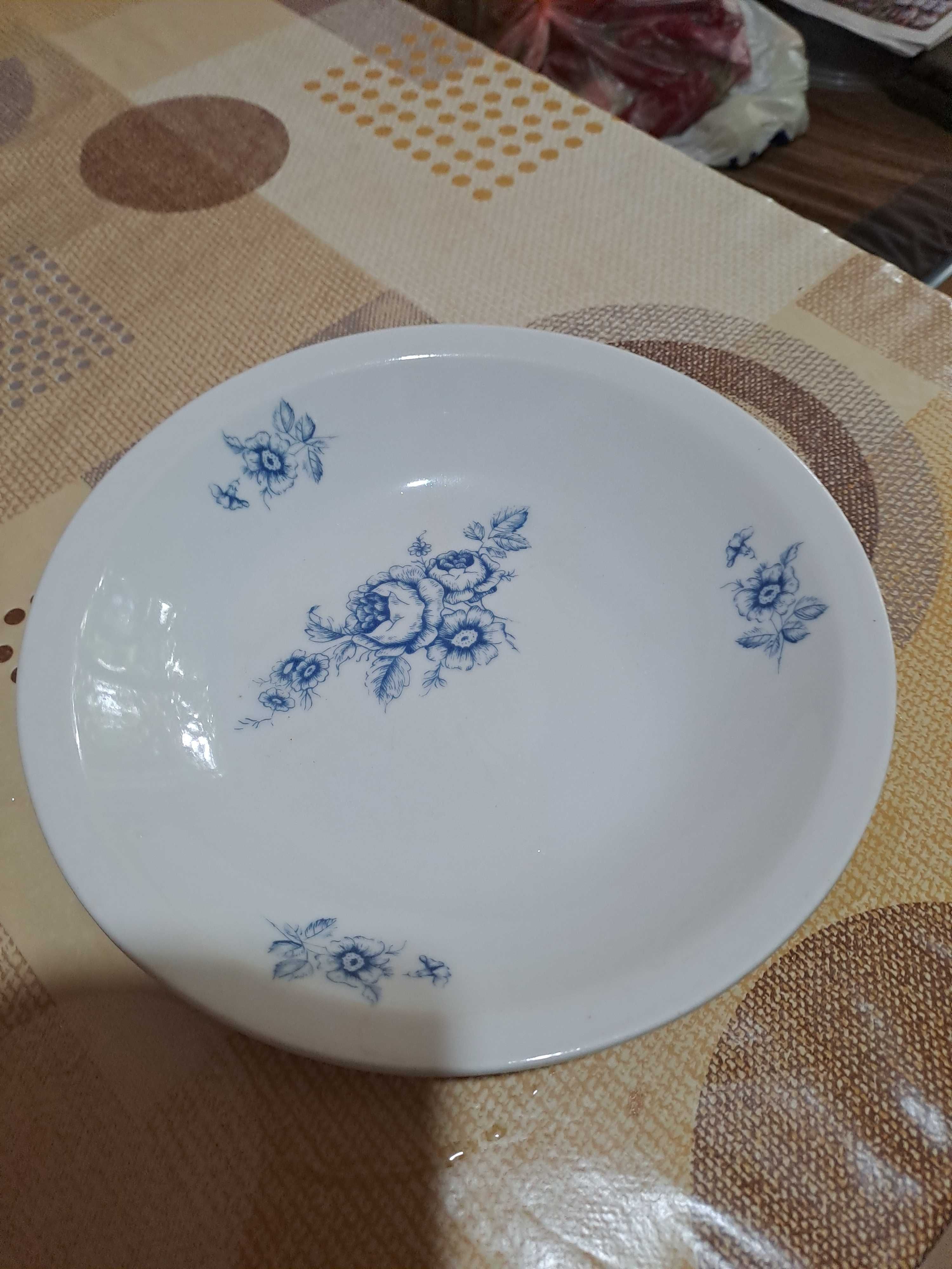 Порцеланови чинии и купи