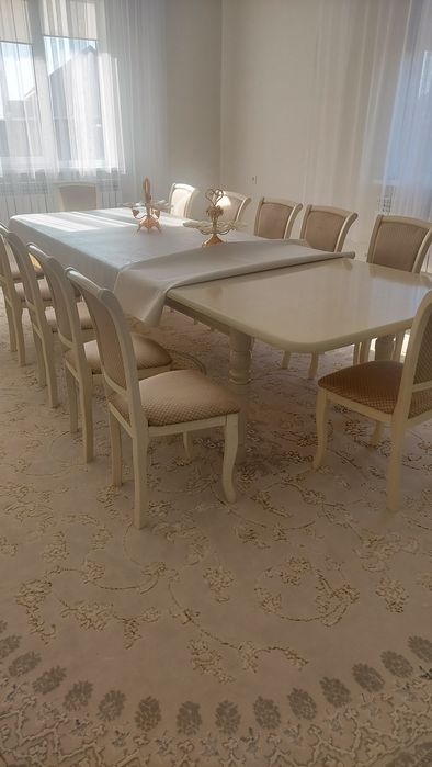 стол со 12 стульями.