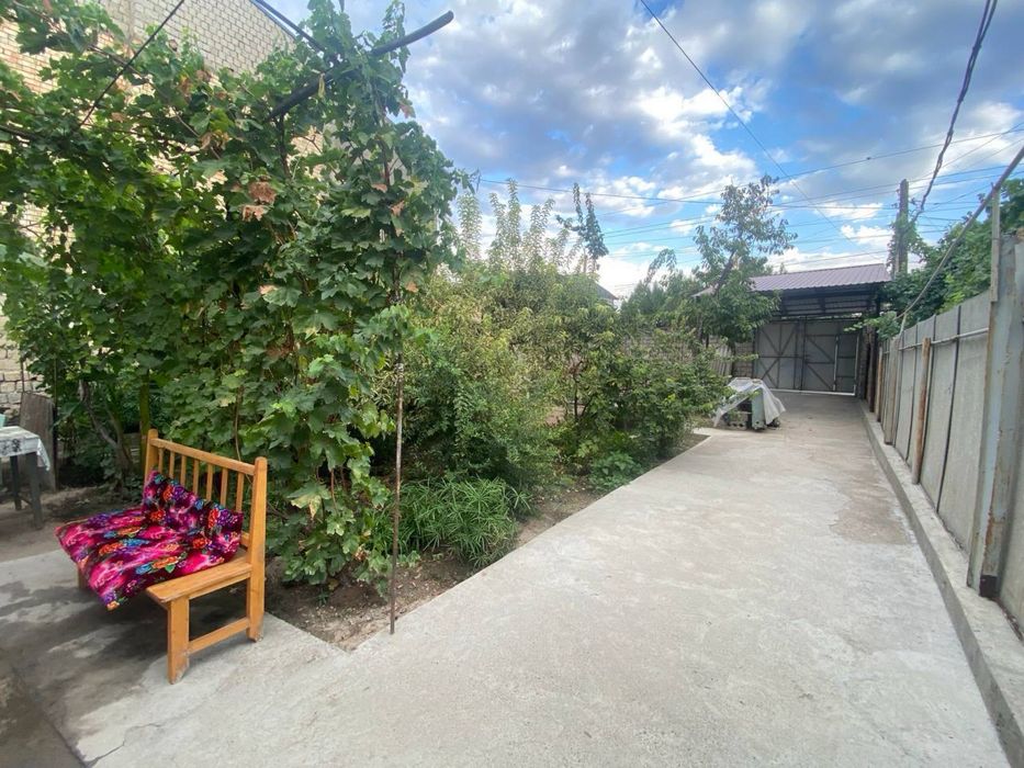 Продаю участок 4.4 сотки Бектемирский район есть старый дом 4 комнаты