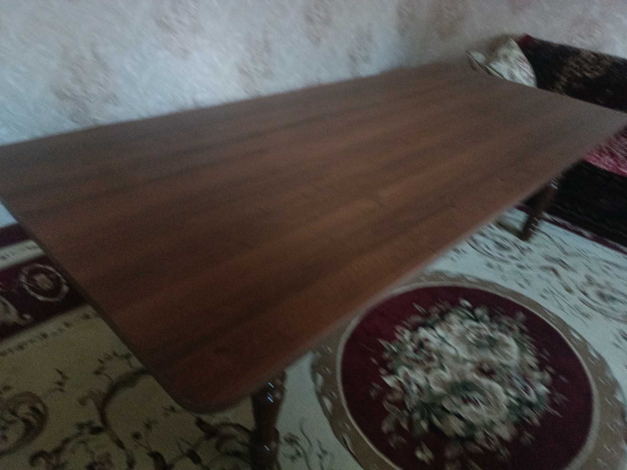 Стол деревянный.