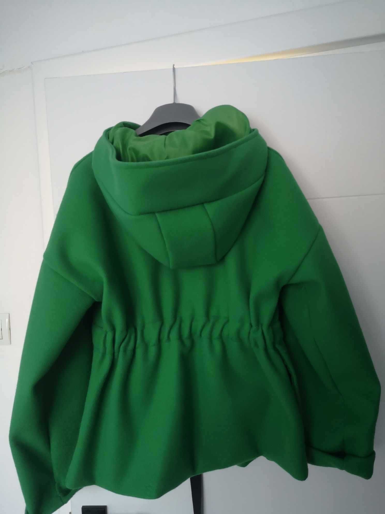 Зелено пролетно яке с качулка.