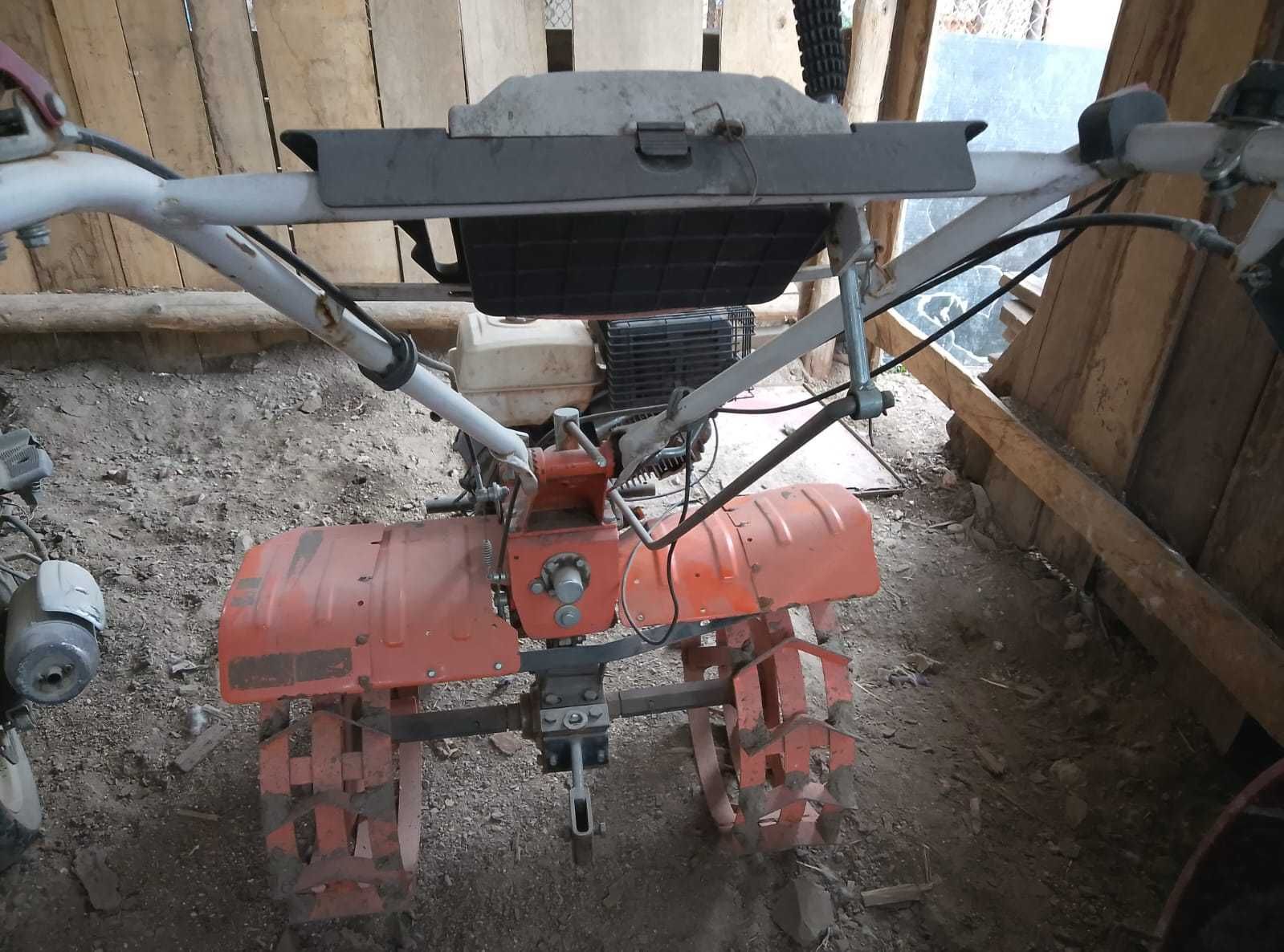 Vând motocultor de 15k preț 2500