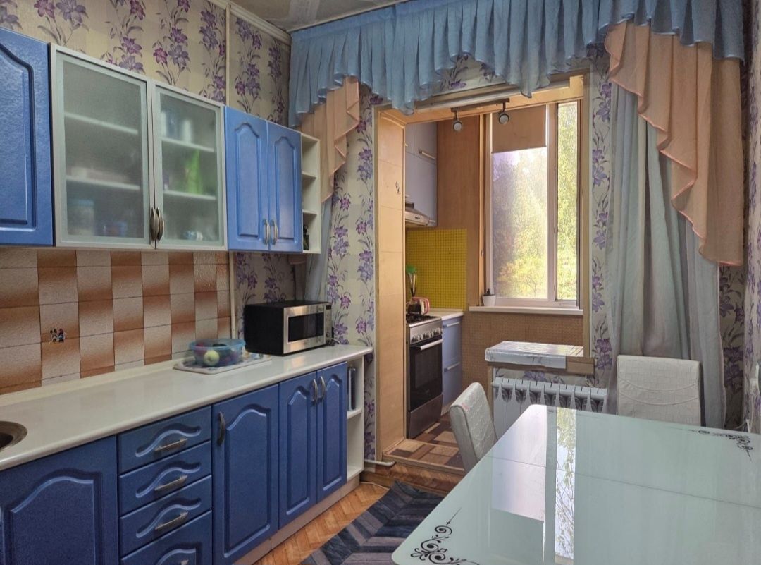3-комн., 8 мкр., 3 этаж (улучшенная, не угол)