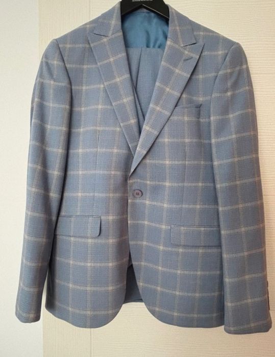 Costum albastru bărbătesc