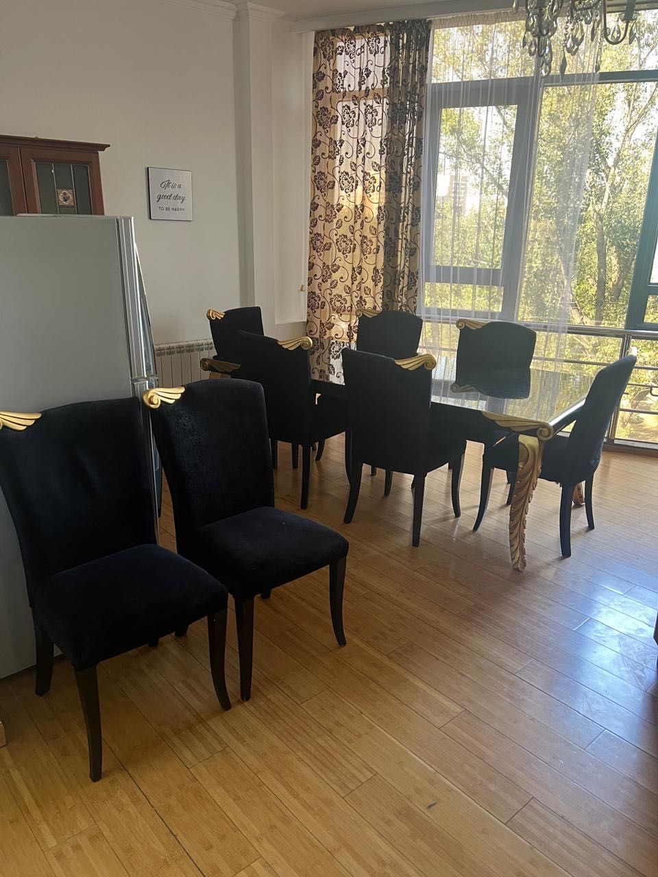 Продается обеденный стол с комплектом стульев (8 шт.)