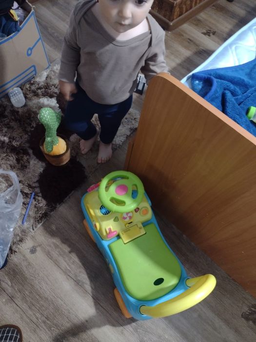 Mașinuță de jucărie cu sunete și lădiță de depozitare