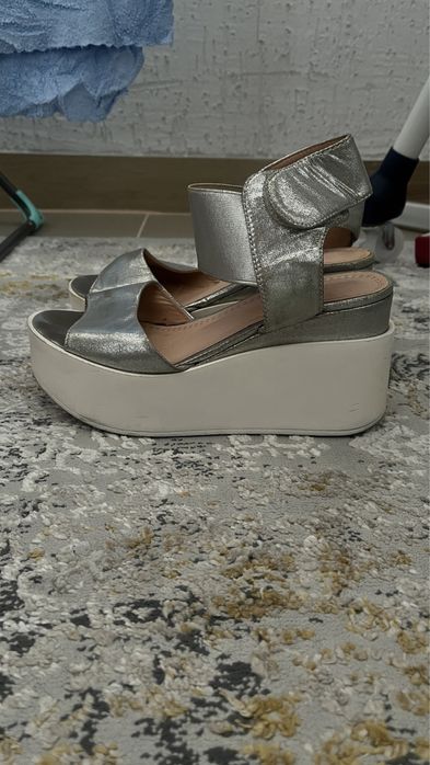 Продам босоножки