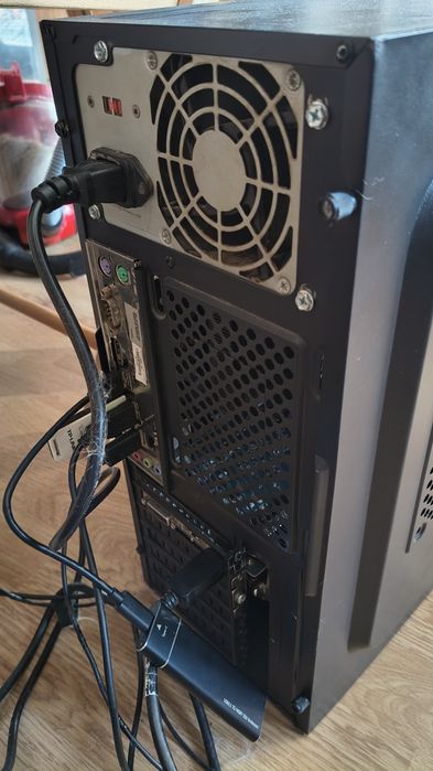 Calculator unitate gaming Quad Core 8 gb ram SSD HDD video amd hd7750