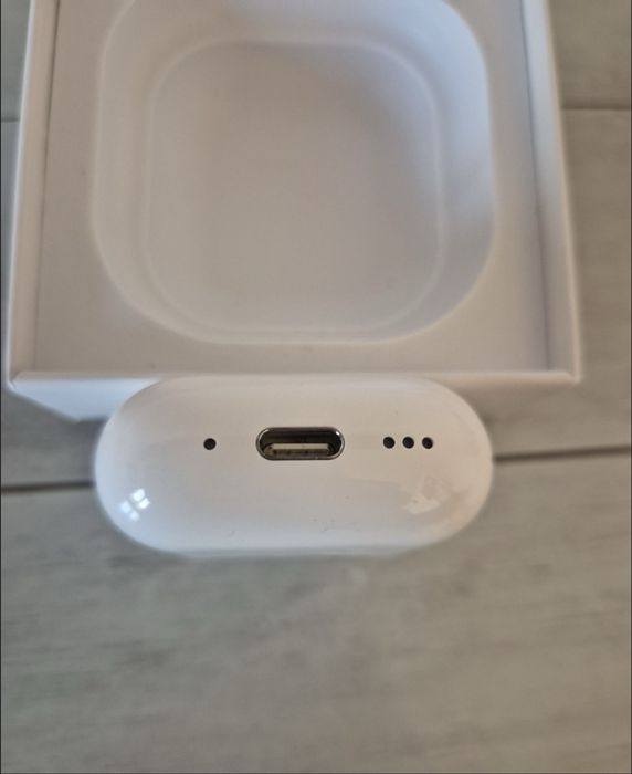 AirPods 4 noi la cutie