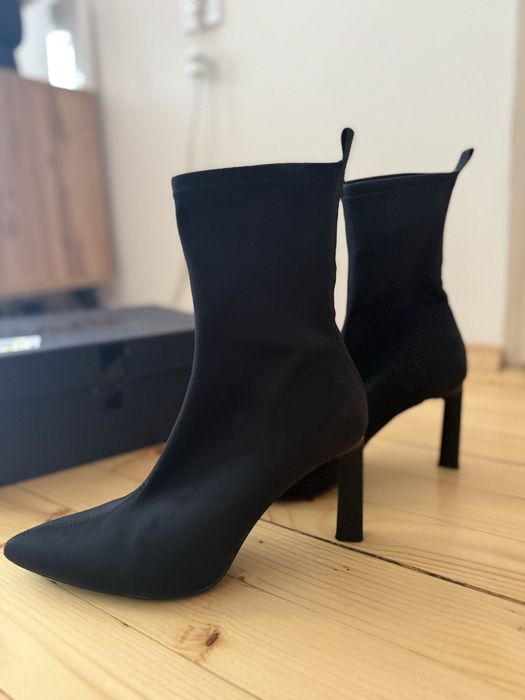 Дамски боти на ток