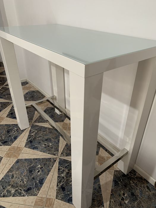 Masa tip bar alba, stare foarte buna, nefolosita blat sticla , detalii
