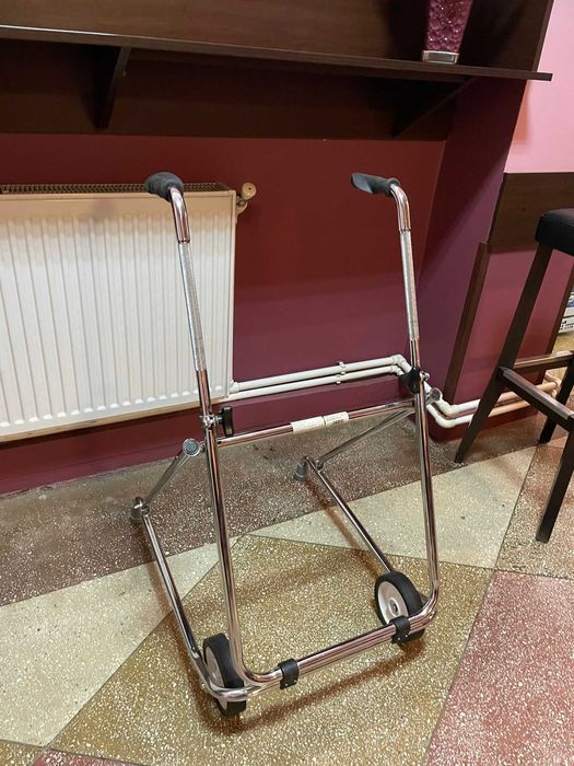 Cadru de mers pliabil cu roti