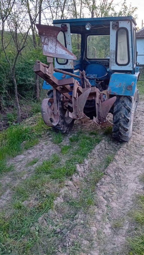 Vând tractor de 55